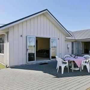 Lochaber Lodge - Acacia Bay Holiday Home