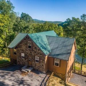 Eagle's Nest- A pet friendly cabin on the river!