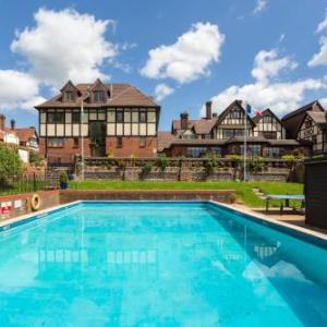 Hotels near Queen's Theatre Hornchurch - De Rougemont Manor