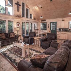 Wine N Pines 2 Bedrooms Sleeps 6 Hot Tub Fireplace Flat Panel TV