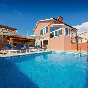 Villa Petra with poolsaunajacuzzi ner Porec