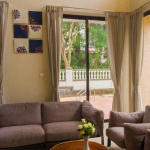 Greenwoods Ten by Vista Rooms