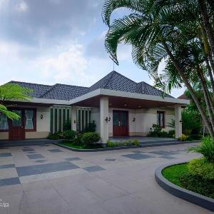 Cozy Dutch Style House in Jalan Ijen Malang
