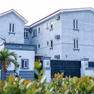 Dyke Suites And Apartments