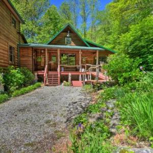 Artistic Cabin with Garden 12 Miles to Meade Brewery