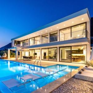 Luxury Villa for 8 with 20m large Infinity Pool