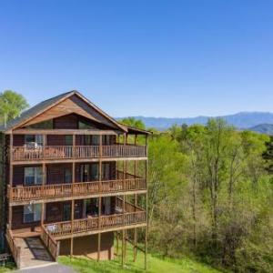 Luxurious 6BR Smoky Mountain cabin with stunning views game room fire pit and hot tub Wi-Fi