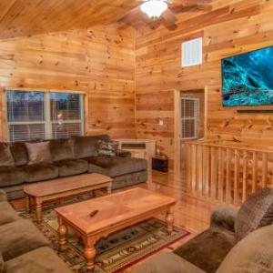 Eagles Haven Lodge 5 bed 4 bath great for groups game room hot tub Wi-Fi grills easy roads