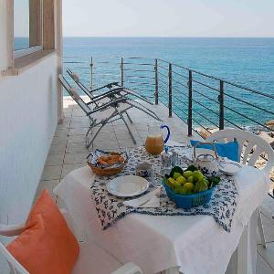 Apartment overlooking the sea 