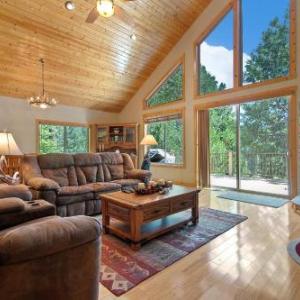 Black Pine Retreat- 5 Mins from Southgate of Yosemite