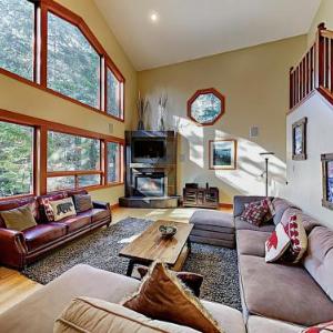 New Listing! Custom Luxury 5BR Chalet Near Slopes home