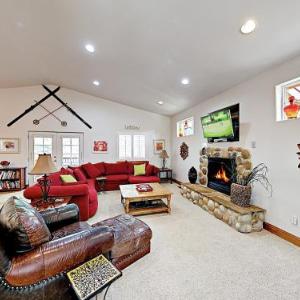Stylish Home w/ Hot Tub & Pool Table Near Skiing home