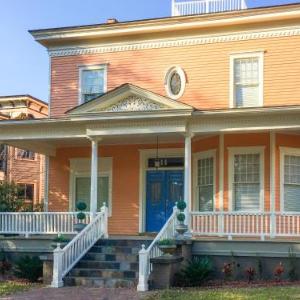 New Listing! Historic Gem Walk Everywhere apts