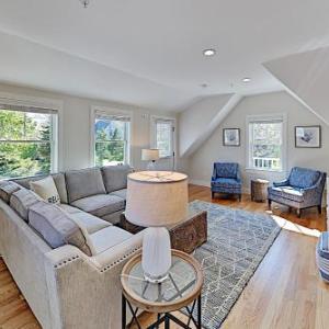 Lavish Condo: Amazing Locale Near Dining & Beach condo