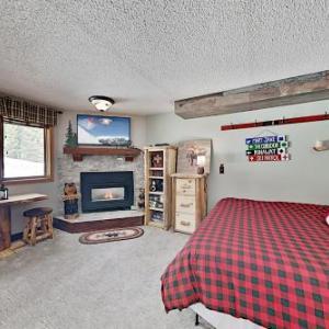 Ski-In/Ski-Out Condo: Balcony Fireplace & Hot Tub condo