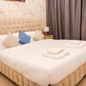 Signature Holiday Homes - Brand New 1BHK in Hayat Boulevard