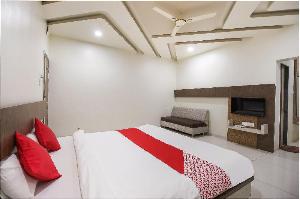 OYO 71595 Hotel Lakhdatar, Jalgaon