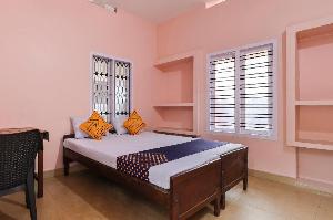 Vaccinated Staff- SPOT ON 68111 Jeena Motels, Kollam