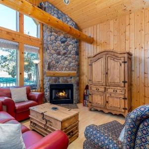 Eagle Crest Chalet with HOT TUB and Cabin Vibes