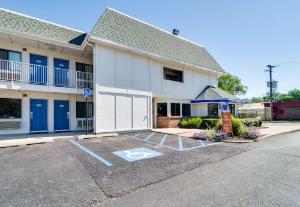 Motel 6-Schiller Park, IL - Chicago O'Hare hotel near Donald E. Stephens Convention Center
