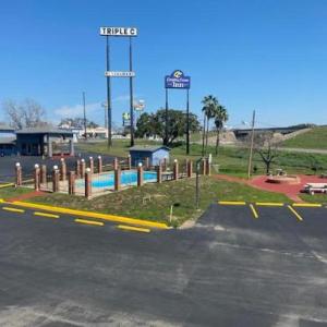THE COUNTRY CORNER INN