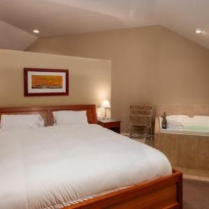 Hotels near Trinity Health Arena - Pigeon Creek Inn - Adults Only