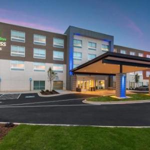 Holiday Inn Express & Suites Gainesville - Lake Lanier Area