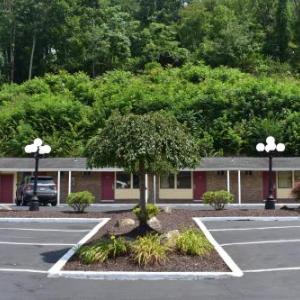 Hotels near Cunningham Family Farm Smithton - South Hills Motel