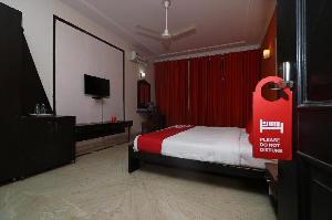 Vaccinated Staff - OYO 71310 Hotel Moon Light, Meerut