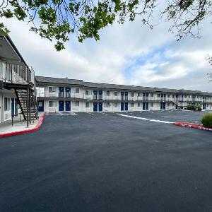 Hotels near CSUEB Pioneer Stadium Hayward - Studio 6 Hayward CA Silicon Valley Gateway