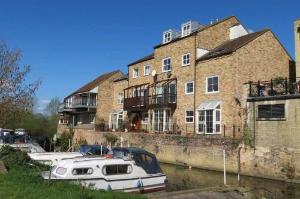 River Courtyard Apartment In The Heart Of Stneots, Saint Neots