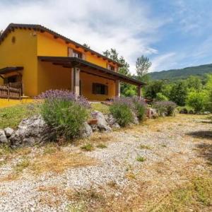 Cosy Holiday Home in Cusano Mutri with Private Garden