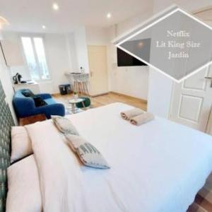 Magnifique studio récent avec jardin! King size + Smart TV + Parking gratuit