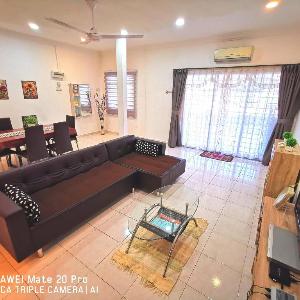 WHY PAY MORE @ Downtown Double Storey Homestay