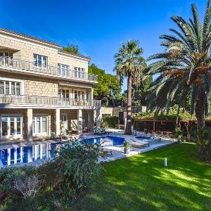 Luxury seaside villa 10 minutes from old town
