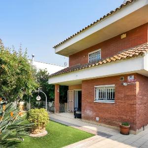 Wonderful house with pool near the beach.