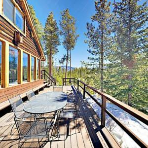 Secluded Mountain-View Log Cabin Near Snow Trails home