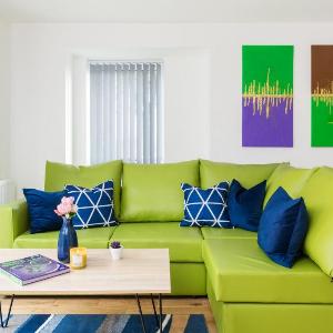Svelte Living- Lovely house with parking-sleeps 10