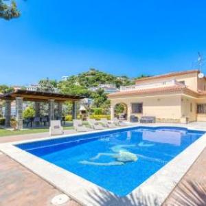Lloret de Mar Villa Sleeps 12 Pool WiFi
