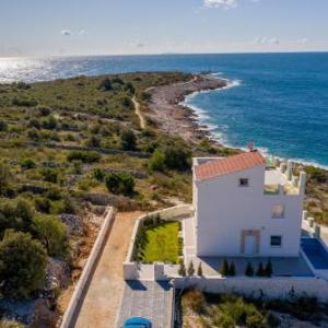 Villa Esquel - Beachfront heated pool
