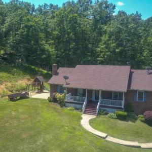 Old Wagon Lodge Spacious Retreat WiFi & Hot Tub Theater Room