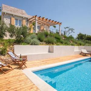 Private villa Brac with pool in Bol