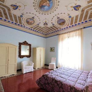 Historic house with garden in front of the Grotta Giusti Thermal pool near Lucca