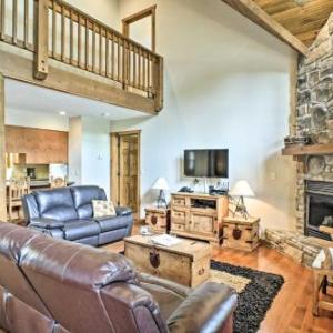 Beautiful Branson Cabin - 2 Mi to Table Rock Lake!