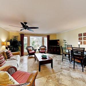 5-Star Reviews + Close-to-the-Beach = Perfect Vacation! villa