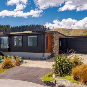 Karearea Views - Wanaka Holiday Home
