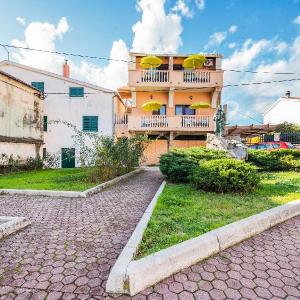 Pleasant Apartment in Posedarje near Sea