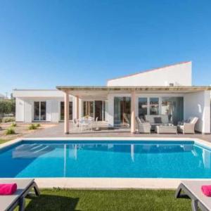 Forma Villa Sleeps 7 with Pool Air Con and WiFi