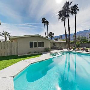 2BR/2BA Modern Retreat: Pool & Spa Near Downtown Palm Springs home