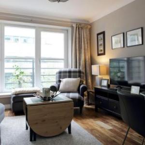 Beautiful Royal Mile apartment with parking